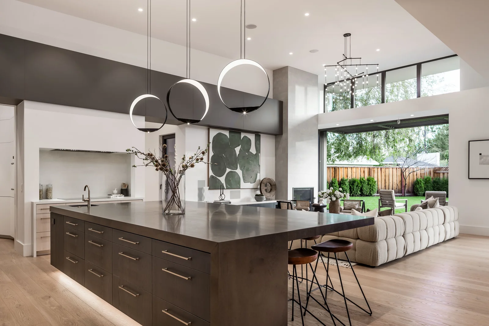 A kitchen and great room at Palo Alto Modern with a wall of Zola glazing pocketed fully open to the garden